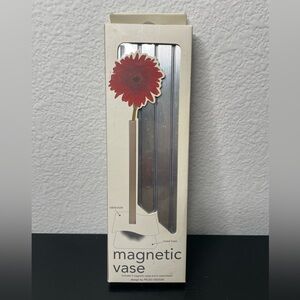 DCI Magnetic Vases